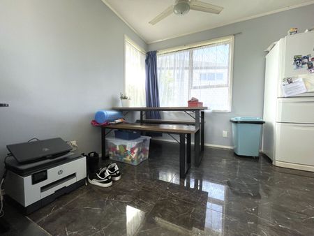 4 Bedrooms Family Home in Bucklands Beach - Photo 3