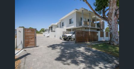 Modern 2x1 Unit with A/C, Built in Robes & Great Location! - Photo 3