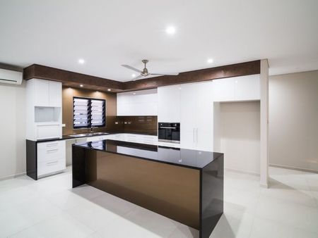 WOW! - 3 BATHROOM - 2 KITCHENS - EXECUTIVE HOME WITH SOLAR ! - Photo 2