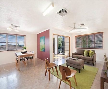 CHARMING 3 BEDROOM HOME IN MOUNT LOUISA! - Photo 2