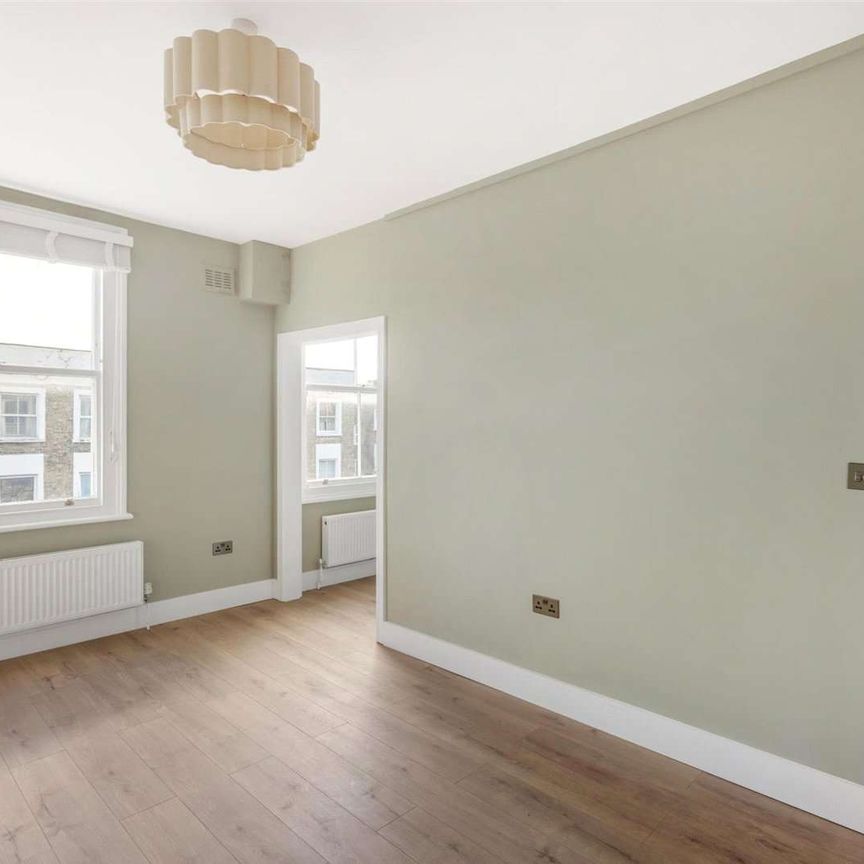 Smart newly refurbished 1 bedroom flat on a quiet residential street close to Westfield and Shepherd's bush Market station. - Photo 1