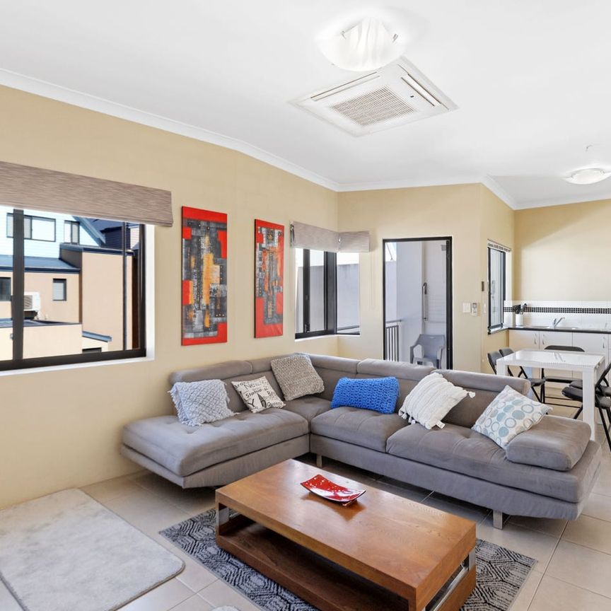 Fully Furnished 2 Bed, 2 Bath Apartment – Walk to Beach, Marina & Foreshore - Photo 1