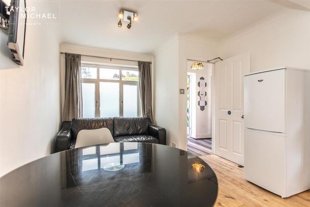 6 bedroom terraced house to rent - Photo 1