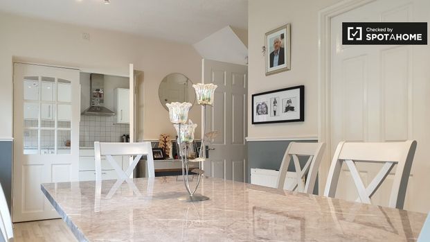 Cosy room in 5-bedroom house in Sandyford, Dublin - Photo 1