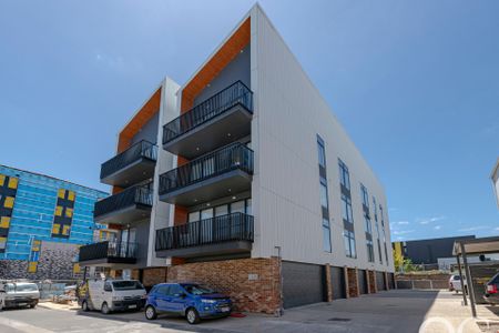 Open the Door to a Modern ground floor apartment - Photo 5