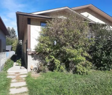 Duplex for Rent – Great Location Near School & Transit! | 220 Bermu... - Photo 1