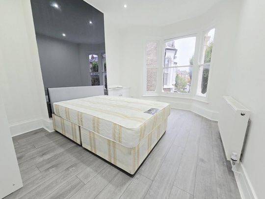 3 bedroom flat to rent - Photo 1