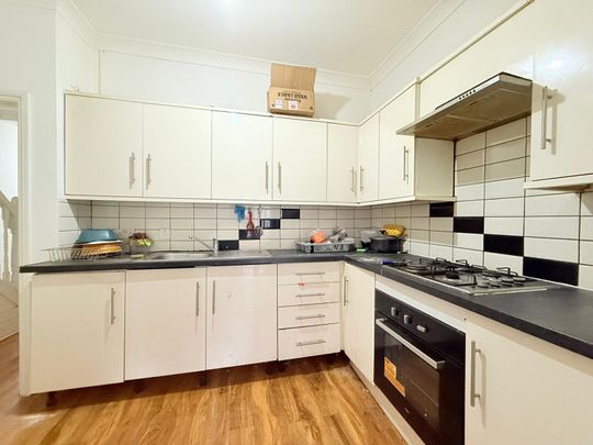 Medium size bedroom close to ilford station £750 pcm - Photo 1