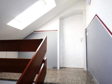 Gepflegte ca. 89 m² große DG-Wohnung mit großem Wohn-/Esszimmer, Tageslichtbad und PKW-Stellplatz - Photo 3