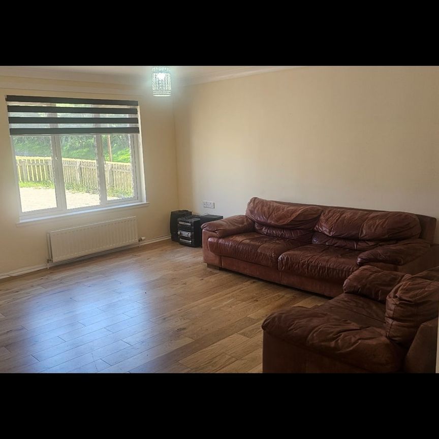 3 Bed Semi-Detached House, Maryston Place, G33 - Photo 1