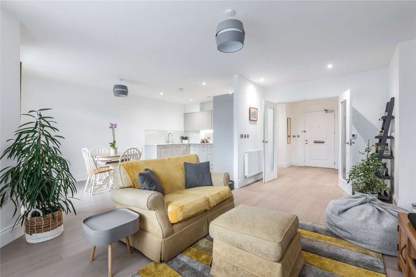 Situated in an impressive building, this exceptionally stylish apartment has been finished to a very high specification throughout. - Photo 1