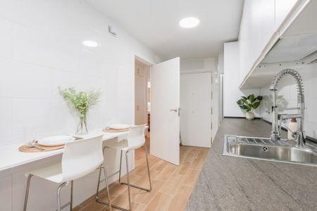 Beautiful room in Plaza España with private bathroom - Photo 2