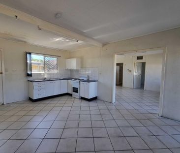 TWO BEDROOM TWO BATHROOM UNIT - CLOSE TO TOWN! - Photo 5