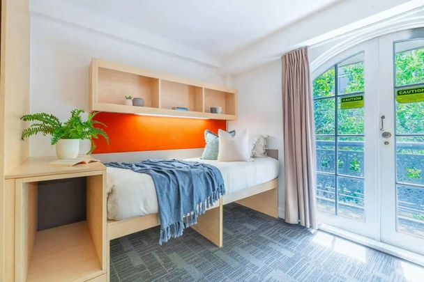 North Melbourne - Photo 1