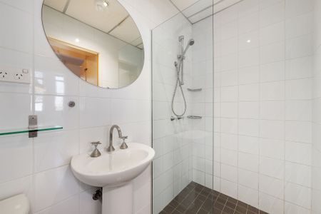 Unfurnished Open Plan One Bedroom Apartment - Photo 5