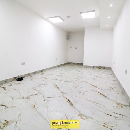 Semi detached house to rent - Photo 3