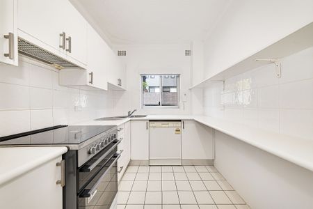 Freshly Updated Two Bedroom Apartment in Coveted Mosman Street - Photo 4