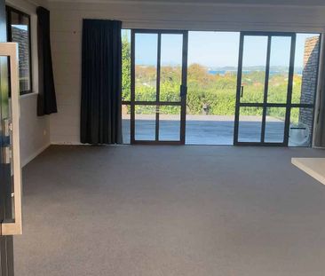 Sunny Home – Walk to Orewa & Red Beach - Photo 3