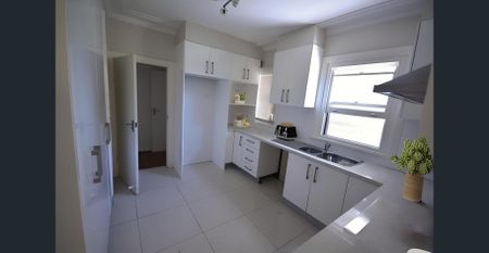 MASSIVE 5 BEDROOM HOME - Photo 5