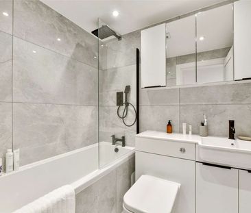 A ground floor two bedroom apartment in a newly converted gated dev... - Photo 3