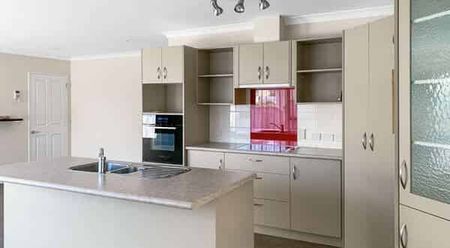 LEVIN - 3 BEDROOM - Photo 4