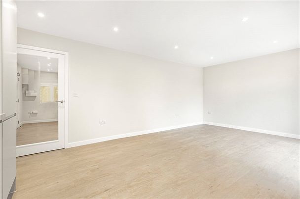 A newly built modern apartment situated on the first floor with a balcony and allocated parking in this popular south Oxfordshire location. Ideally located for access to the A34, central Abingdon, Oxford and Didcot for train links. - Photo 1