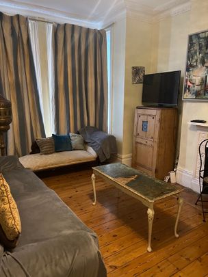 2 Bed Flat, Kenwyn Road, SW4 - Photo 1