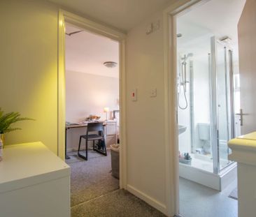 Brilliant six bedroom three story house - Photo 5