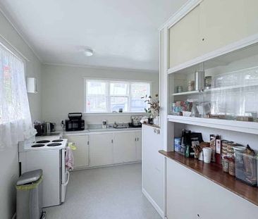 WELL PRESENTED ONE BEDROOM: - Photo 1