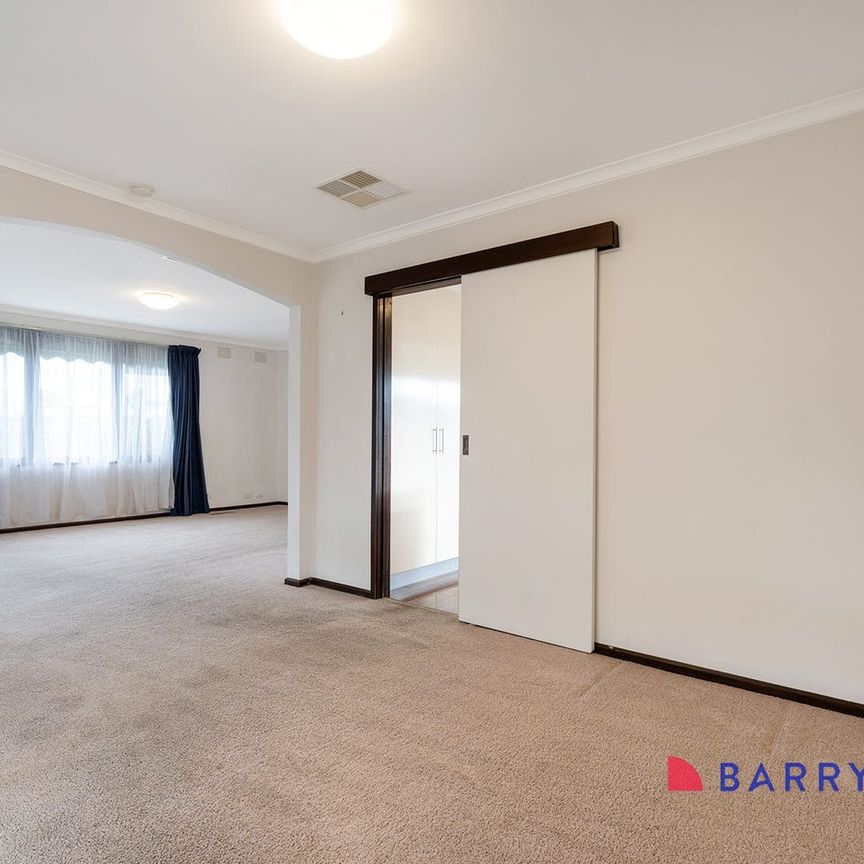 SPACIOUS 4 BEDROOM HOME IN PRIME LOCATION! - Photo 1