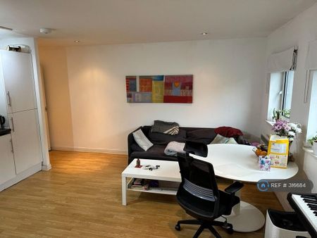 1 bedroom in a flat share to rent - Photo 2