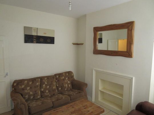 Great Student House, 56 University Avenue, Queens Quarter, Belfast, BT7 1GY - Photo 1