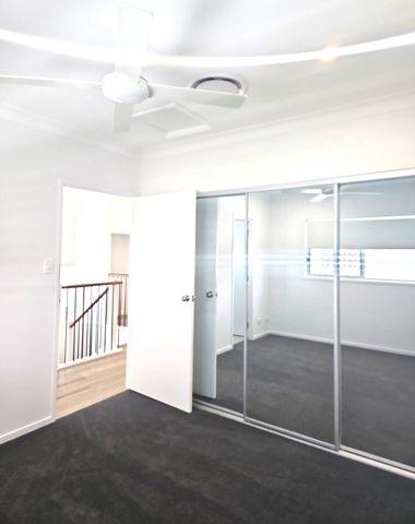 3 BED 2BATH TOWNHOUSE WITH FULLY DUCTED AIR-LAWNED BACKYARD OVERLOOKING PARK - Photo 4