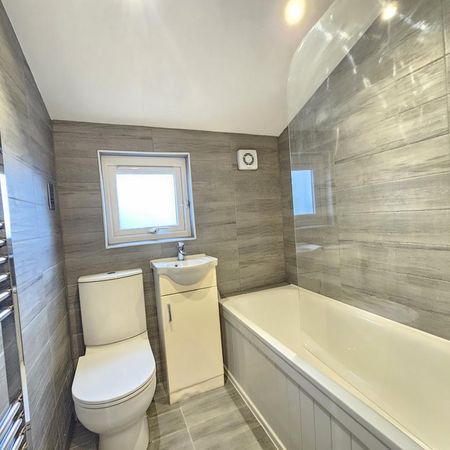 4 bedroom flat to rent - Photo 3