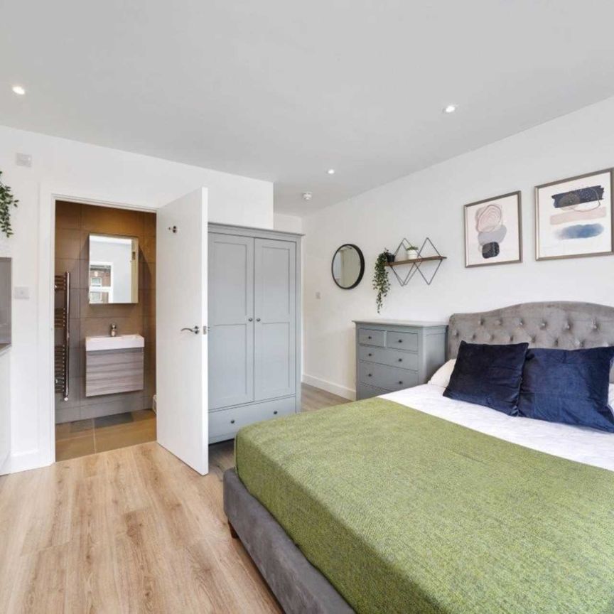 Price £1,200 pcm - Available 18/04/2026 - Furnished - Photo 1