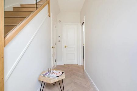 2 bedroom mews to rent - Photo 4