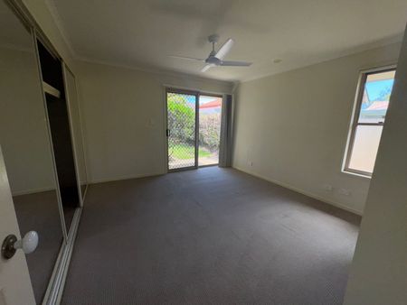 TASTEFULLY RENOVATED - SHORT STROLL TO ROBINA TOWN CENTRE - Photo 4