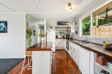 Lovely 5 Bed split level house - Photo 3