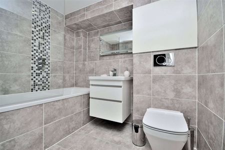 Stunning Spacious Two Bedroom, Two Bathroom Duplex Apartment located on the popular Canal St. With high quality fixtures the apartment is made for luxury living. - Photo 5