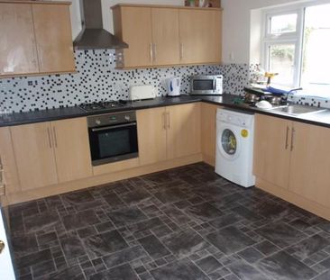 6 bedroom detached house to rent - Photo 2