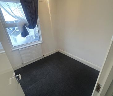 4 bedroom flat to rent - Photo 5