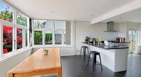 5 bedroom bungalow in Epsom - Photo 2