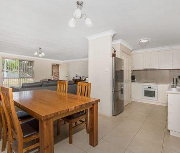 ~ Large & Spacious Five Bedroom Brick Home ~ - Photo 4