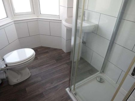 Bedroom Semi Detached House In Winton, BH9 - Photo 5