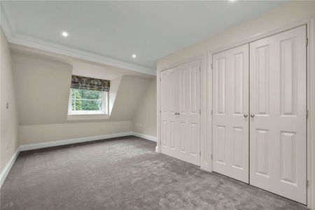 A stylish split-level penthouse apartment in a private development moments from Oxshott Heath and within close proximity to popular schools. - Photo 2