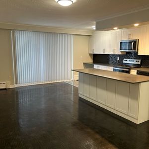 Shoreline Lakeview 1 Bedroom Unit Beautifully Renovated with balcony - Photo 2