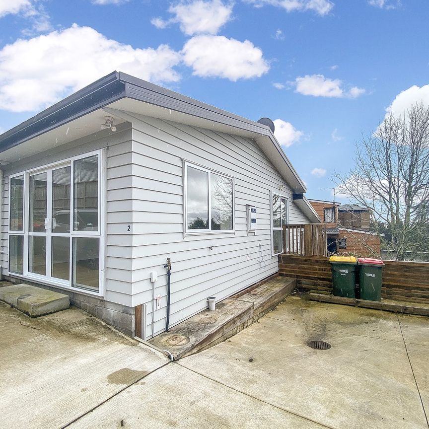 3 Bedroom nearlynew house in Glen Eden - Photo 1