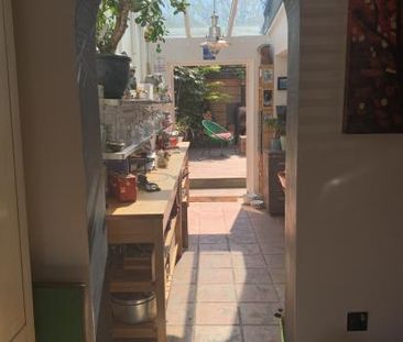 Snug single room with private shower room tucked away at the top of... - Photo 6