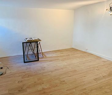 SAINT CANNAT - Appartement T3 de 85 m² rénové au 2ème étage avec gr... - Photo 2