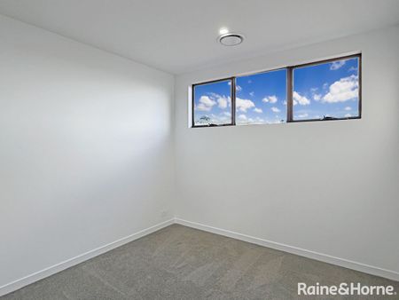 Stylish & Brand New Googong Family Home - Photo 5